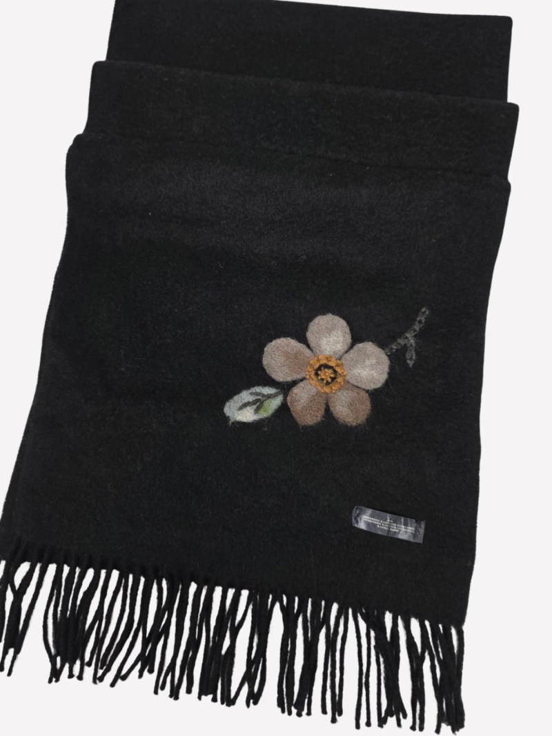 Black cashmere scarf with floral motifs - Image 2